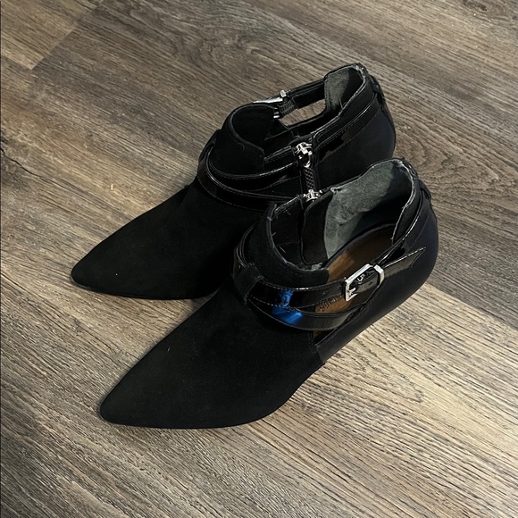 Donald J. Pliner Tamy Black Suede Cut Out Strappy Bootie Heels Boot Sz 8.5m - Picture 1 of 12